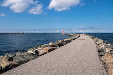 Pier aan de Oostzeekust in Warnemünde van Rico Ködder