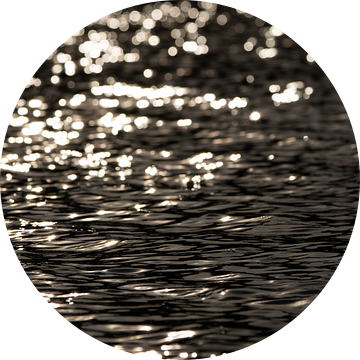 Glitterparadijs door zonlicht op het water van Maartje Bogaerts