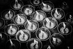 Lumières de dévotion dans un temple à Katmandou, au Népal.