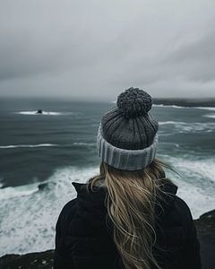 Junge Frau schaut über die Küstenlandschaft