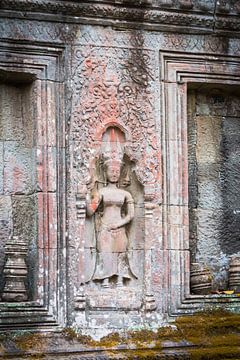 Deva in tempel, Cambodja van Rietje Bulthuis