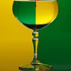 SF 11086433 Een wijnglas met waterdruppels tegen een groen en gele achtergrond van BeeldigBeeld Food & Lifestyle