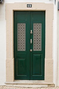 Les portes du Portugal vert avec des panneaux numéro 15