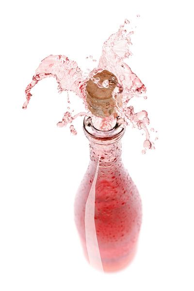 00915108 Éclaboussure de rose d'une bouteille par BeeldigBeeld Food & Lifestyle