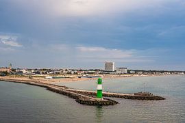 Pier aan de Oostzeekust in Warnemünde bij avond van Rico Ködder