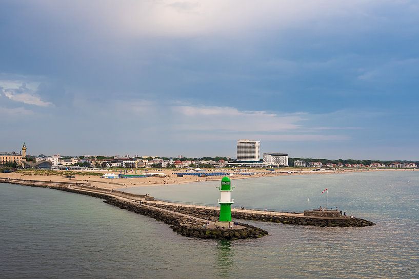 Mole an der Ostseeküste in Warnemünde am Abend von Rico Ködder