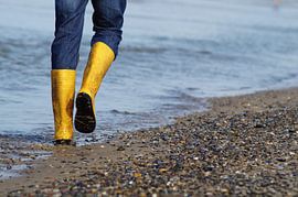 Promenade sur la plage, les pieds dans l'eau avec des bottes en caoutchouc sur Janina S.