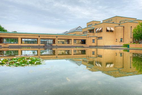 Gemeentemuseum Den  Haag met water reflectie