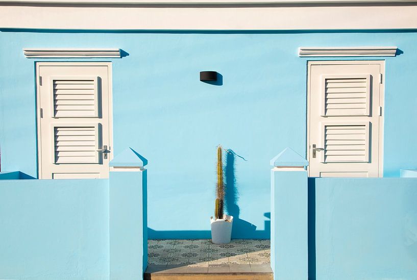 Blauw huis op de Nederlandse Antillen van Joanne Blokland
