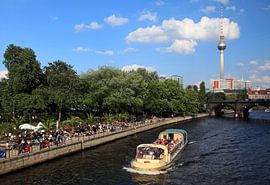 Berlin skyline with fernseturm and tourist boat by Frank Herrmann