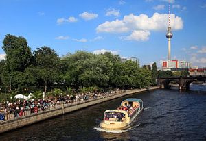 Berliner Skyline mit fernseturm und Touristenboot