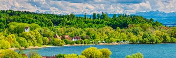 Panorama van de oever van het Bodenmeer bij Seefelden in de lente van Walter G. Allgöwer