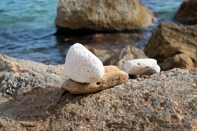 Steine an der Mittelmeerküste von Adriana Mueller