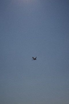 Ein Flugzeug am blauen Himmel | Nizza | Frankreich Reisefotografie von Dohi Media