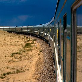 Transmongolian Railway through Gobi desert van Lars Bemelmans