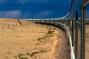 Transmongolian Railway through Gobi desert van Lars Bemelmans