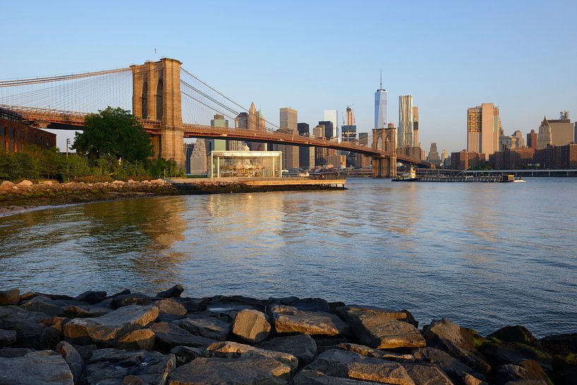 Brooklyn Bridge en Manhattan New York skyline in de ochtend van Merijn van der Vliet