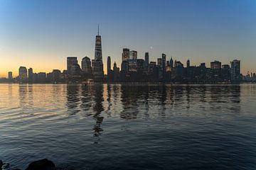 New York City skyline bij zonsopgang in de zomer met maan van Patrick Groß