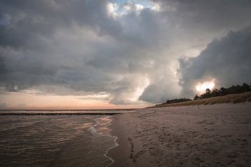 Oostzeestrand met dramatische wolken en zee in Fischland Zings van Thilo Wagner