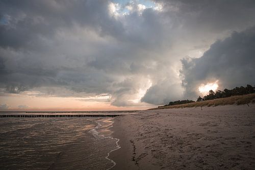 Plage de la mer Baltique avec nuages dramatiques et mer dans le Fischland Zings