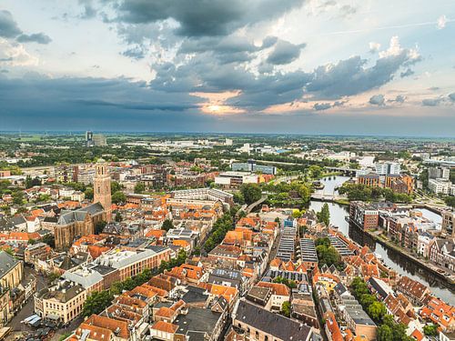 Zwolle van boven tijdens een zomerse zonsondergang