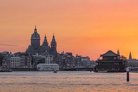 Skyline von Amsterdam bei Sonnenuntergang von Thea.Photo