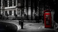 Schwarz-Weiß: Rote Telefonzelle vor einem Londoner Haus von Rene Siebring Miniaturansicht