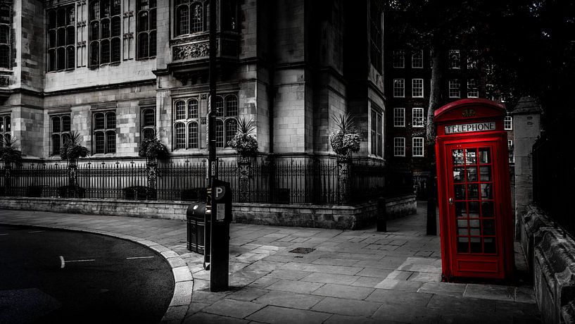 Schwarz-Weiß: Rote Telefonzelle vor einem Londoner Haus von Rene Siebring