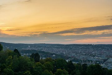 Weitblick über die Dächer der Stadt Stuttgart von oben bei Sonnenuntergang von adventure-photos