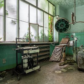 Salle d'opération d'un hôpital abandonné Manicomio di R sur Vivian Teuns