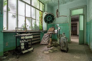 Salle d'opération d'un hôpital abandonné Manicomio di R sur Vivian Teuns