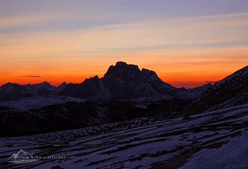 Le coucher de soleil et l'embrasement des Alpes sont les moments de lumière les plus magiques de la montagne : chauds, lumineux, émotionnels et parfaits pour des peintures murales d'ambiance. sur Miriam Schwarzfischer Fotografie