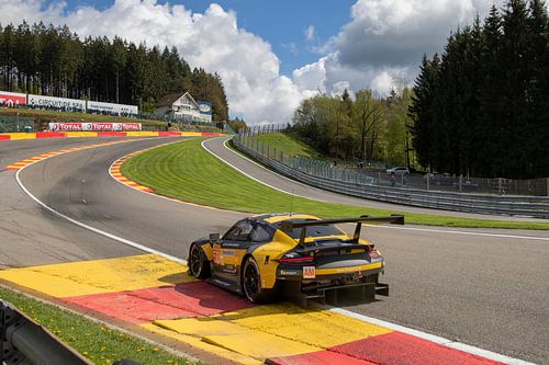 #56 Project 1 Porsche 911, Jörg Bergmeister, Egidio Perfetti, Patrick Lindsey. Eau Rouge op Spa-Fran