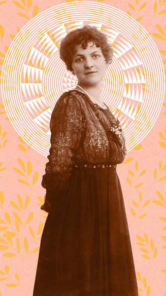 Portrait photo vintage d&#039;une jeune femme en rose pastel, jaune et marron par Dina Dankers