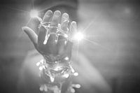 een vrouwenhand met verlichting