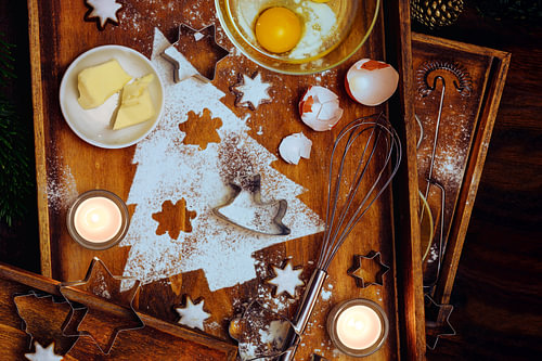 Weihnachtsbackmischung, Tannenbaumform aus Mehl, Butter, Ei und Zimtsternen, Utensilien und Kerzen a