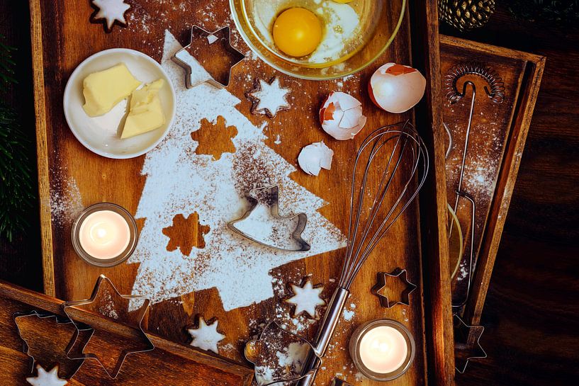 Composition de pâtisserie de Noël, forme de sapin à partir d'étoiles de farine, de beurre, d'œufs et par Maren Winter