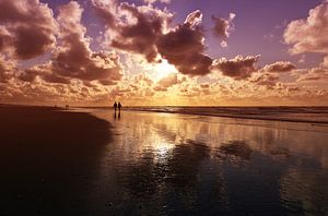 Promenade sur la plage avec coucher de soleil