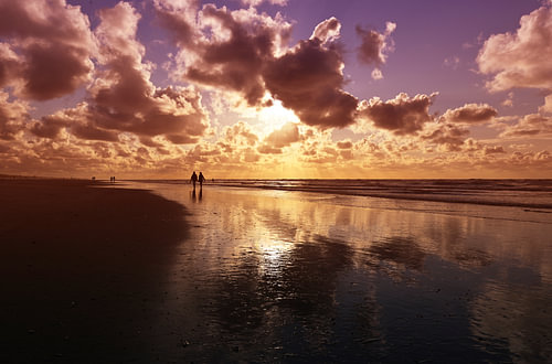 Strandwandeling met zonsondergang