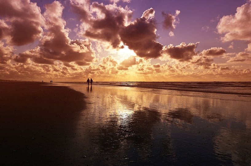 Strandspaziergang mit Sonnenuntergang von Hilde Remerie Fotografie und digitale Kunst
