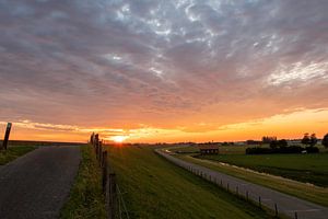 Ciel néerlandais au-dessus des polders, coucher de soleil sur Marjolein van Middelkoop