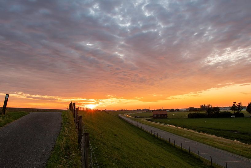 Hollandse luchten boven polder, zonsondergang van Marjolein van Middelkoop