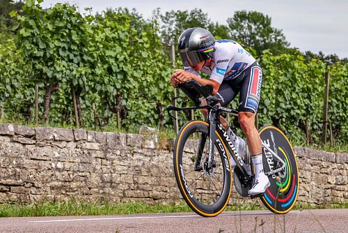 Remco in white to victory