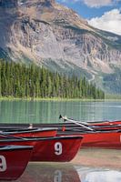 Rode kano's in het Canadese Emerald Lake