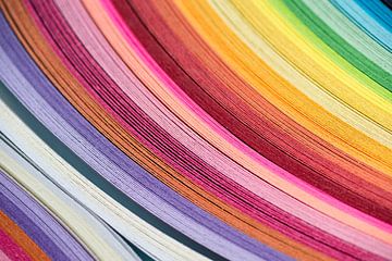 Colour your day 1 (photo abstraite et colorée d'un papier aux couleurs de l'arc-en-ciel)) sur Birgitte Bergman
