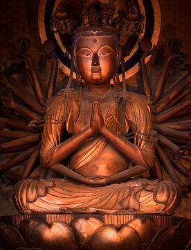 Statue von Bodhisattva Kannon, der über einen Lotus meditiert.