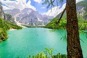 Der Pragser Wildsee oder Lago di Braies in den Dolomiten im Frühling