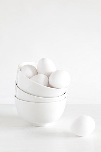 Witte eieren in schaaltjes