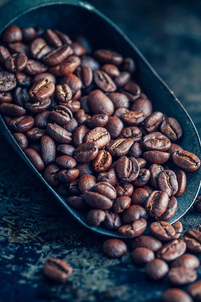 Koffieritueel - bonen roosteren in de metalen schep van Sabine Schemken