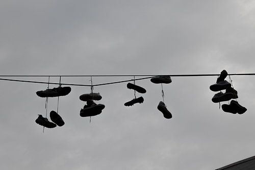 Schoenen boven de straat